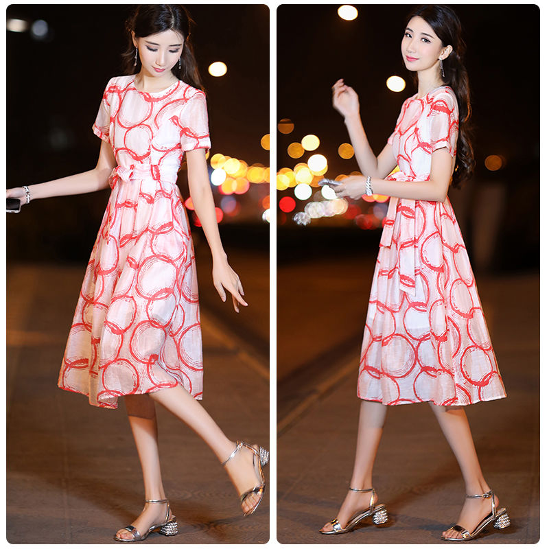 成熟的女人都这样选连衣裙!性感迷人惹人爱，一路上回头率爆表