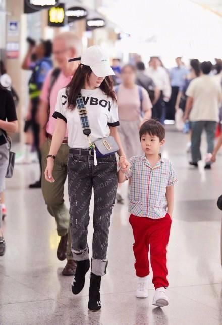 霍思燕一人带嗯哼现身机场，网友:鞋子穿对了，人美10倍!