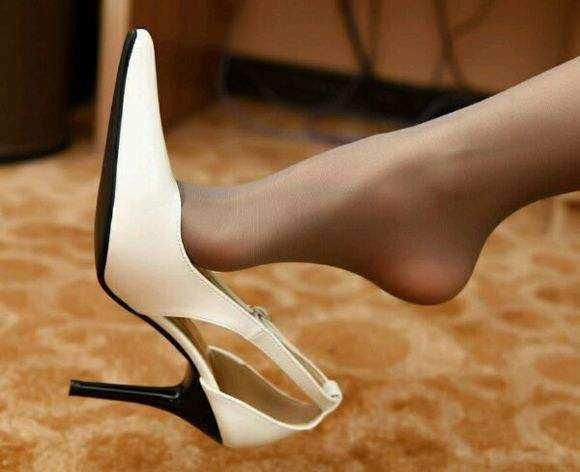 尖头细跟的设计，使小腿显得更加修长，还多了几分唯美的气质