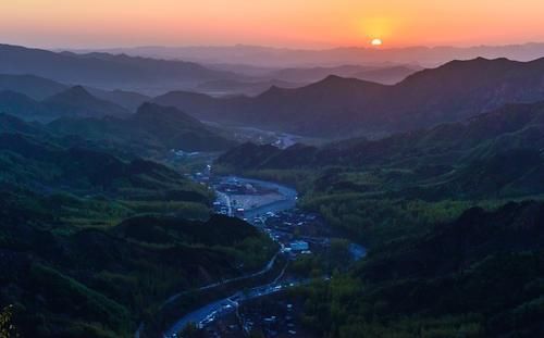 『出门』中国最“隐秘”村庄:藏在井底几千年,想出门得爬2000级台阶