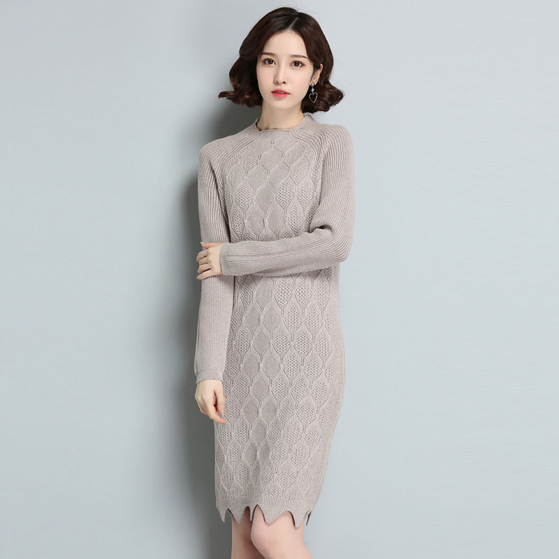 秋天别只会穿风衣,今年流行“毛衣裙+打底裤”,美得无与伦比