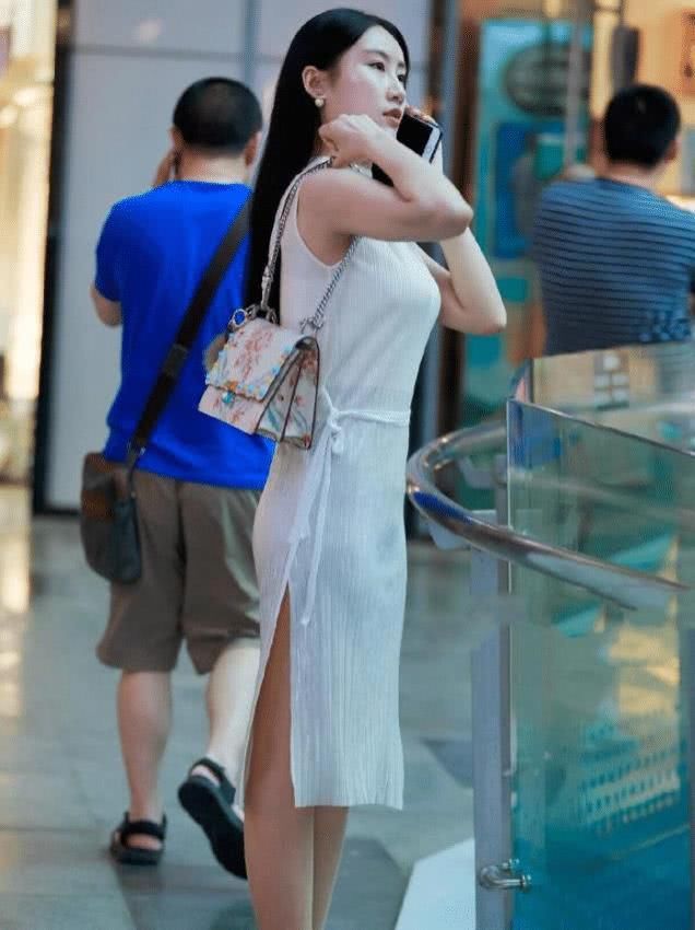  「设计」秘书表姐穿开衩裙，太美了，这让她备受宠爱