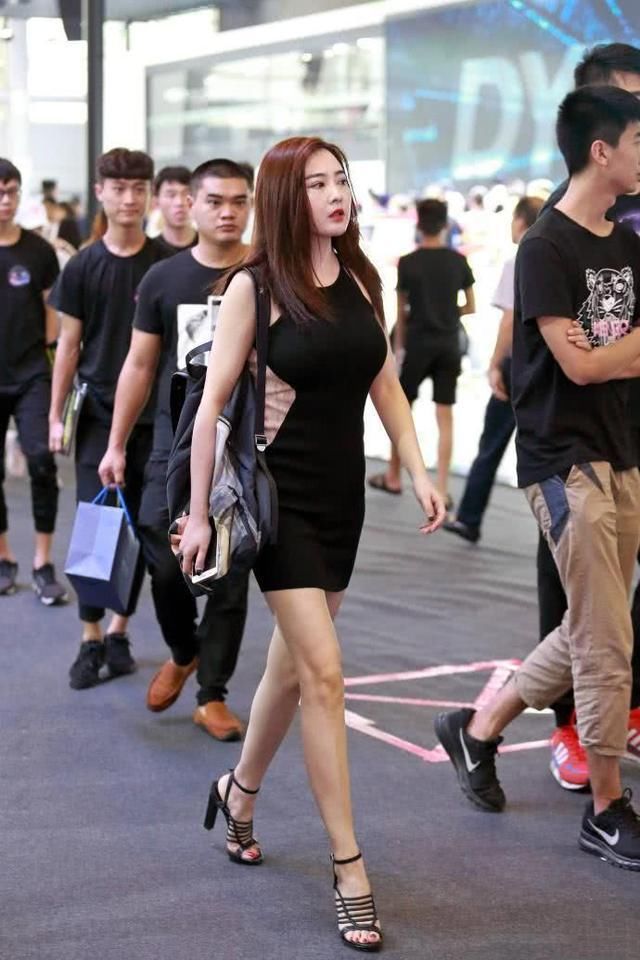 街拍:美女白领姐姐修身连体包臀裙，S型身材完美勾勒美臀