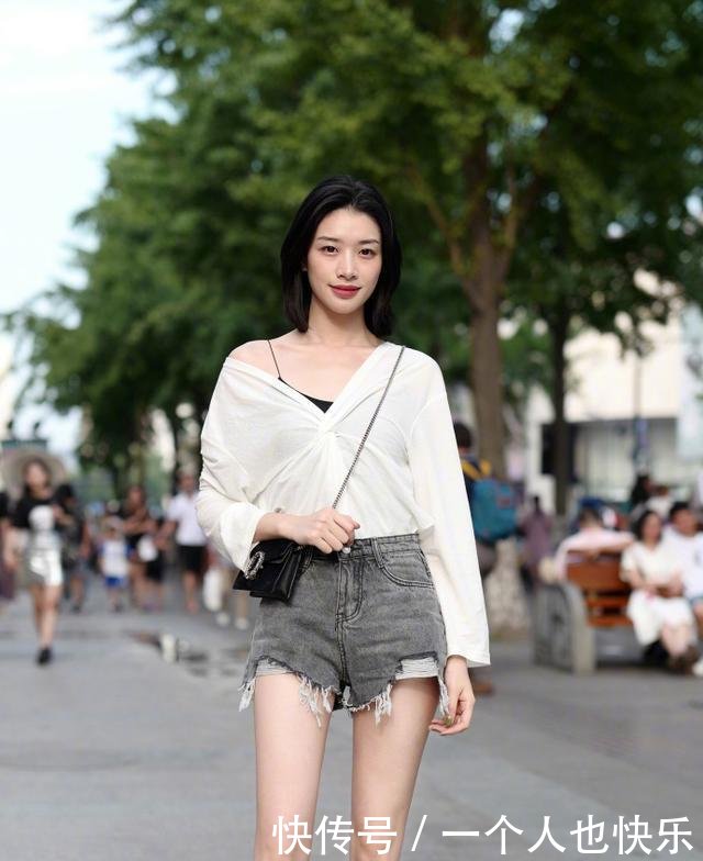 街拍美丽婀娜的牛仔裤小姐姐,展现出的曲线十分的完美迷人!