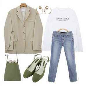  『针织衫』春天小西装怎么穿？有这一款就足够了，衣服在精不在多