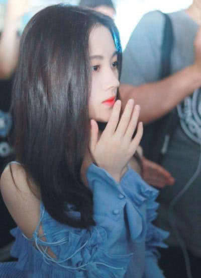 鞠婧祎放过了“安全裤”，再度爱上四格短裤，网友：腿短才是硬伤