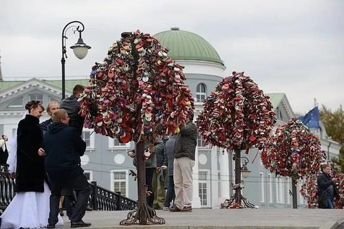 你们的爱情信物，都变成了景区垃圾