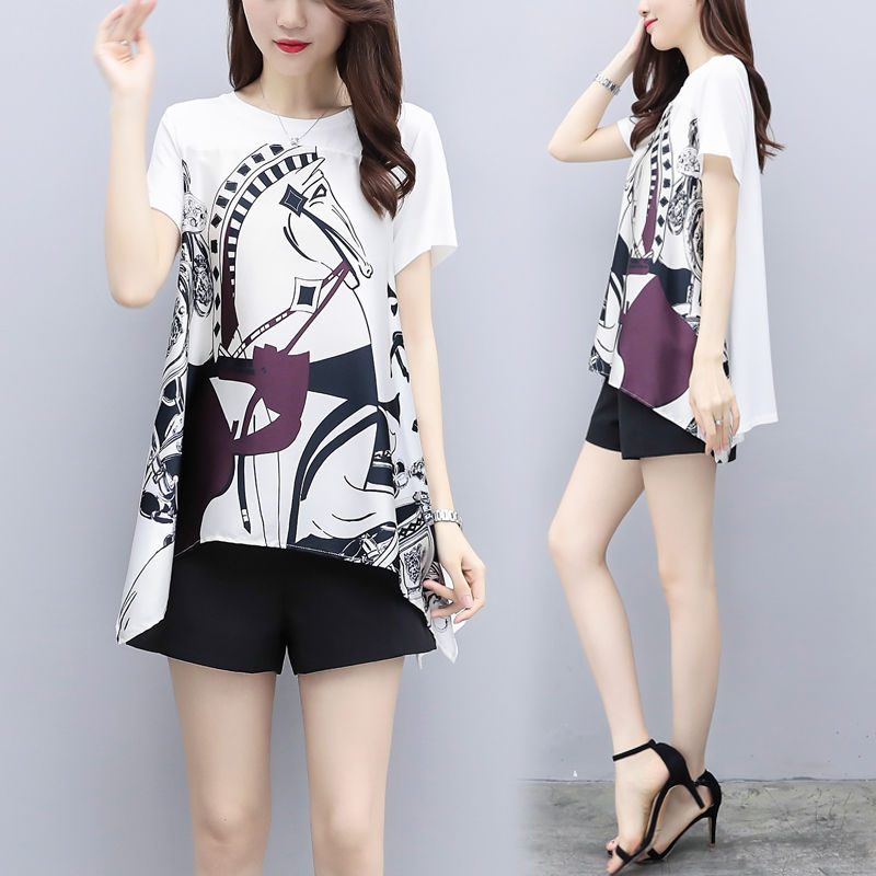 短裤套装+高跟鞋，高挑美嫩，举手投足间成为全场焦点