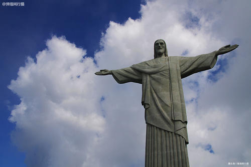 世界上最大的耶稣像，用1200吨石头雕成，屹立高山之巅