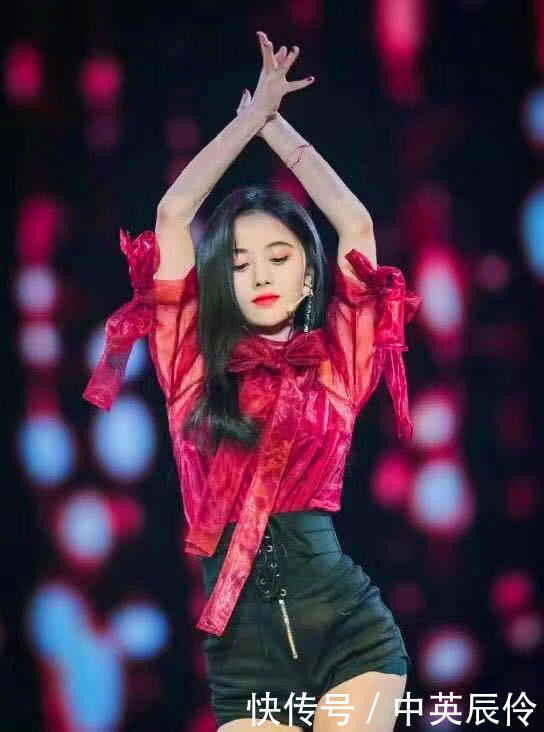 鞠婧祎如今变身性感女王，情趣穿搭让人挪不开眼，身材好到逆天！