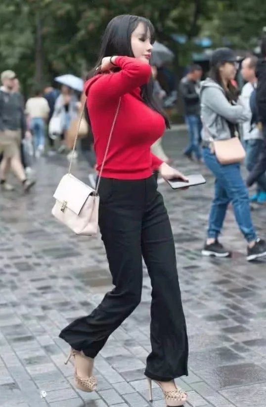 大红色的服装出现在众人的眼中，再搭配上小姐姐这傲人的上围，必