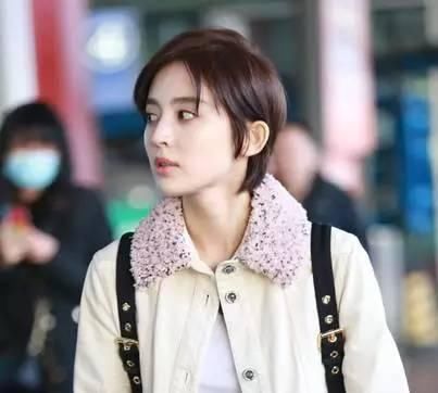 为什么周冬雨、郑爽、娜扎都要剪短发?这些照片给出了答案...