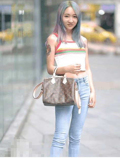 紧身裙配黑丝袜真是辣眼睛, 图四美女格外好看!