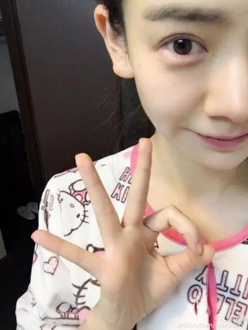 戚薇3岁女儿霸占热搜，化身新晋美妆博主，承认吧你还没一个孩子