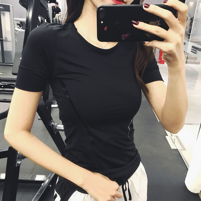 肉感的身材别藏着掖着，女生穿紧身T更性感，小蛮腰，尽显S曲线