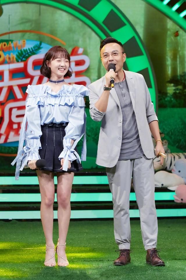 这双凉鞋8位女星抢着穿，郁可唯西装帅气，祝绪丹简直美的不像话