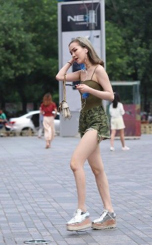 路人街拍，军绿色的纯色小吊带，秀出小姐姐精致优雅的锁骨