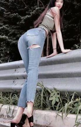 牛仔裤这样穿让你1分钟穿出自己的时尚，搭配出最潮流的味道！