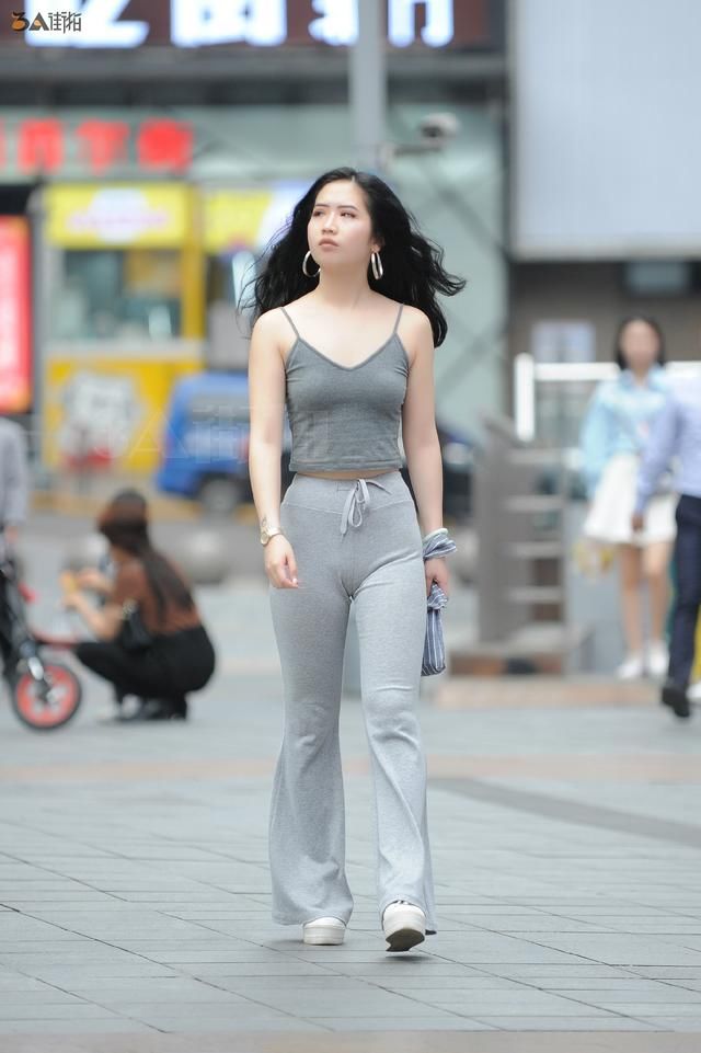 路人街拍，美女穿衣一个比一个潮流，让人眼花缭乱，怦然心动