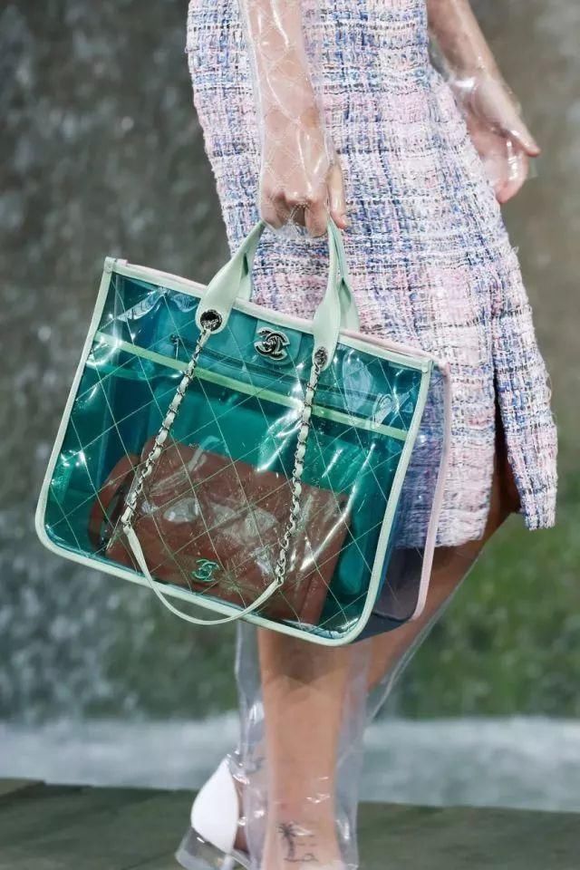 昨天的塑料袋你爱搭不理，今天的塑料袋只有时髦女孩看得起