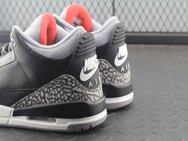 如果说夏天是小白鞋的主场，那么秋冬绝对是小黑鞋的天下！