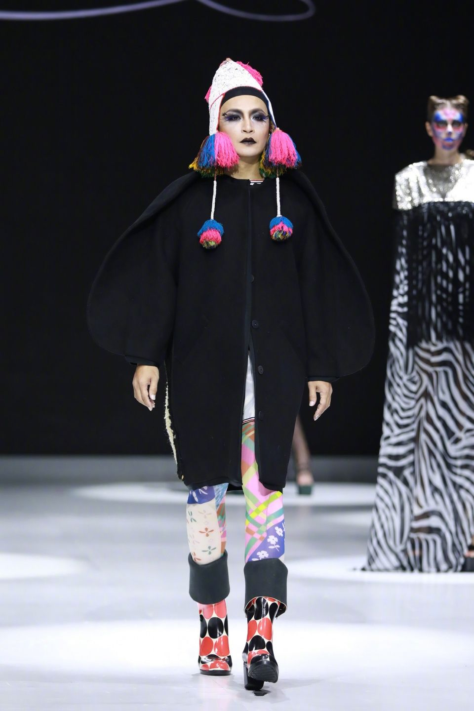 陈志朋为了火太拼了,走秀造型这么夸张,网友表示很心疼