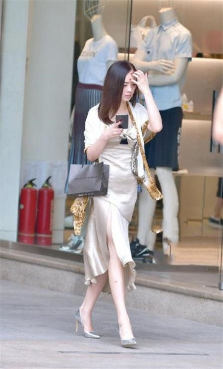 不失|街拍肤白貌美的小姐姐身穿一字肩,散发着甜美气息又不失女人味