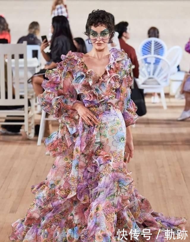 『花朵』2020开春 流行穿“开满花”的裙子,谁穿谁美!