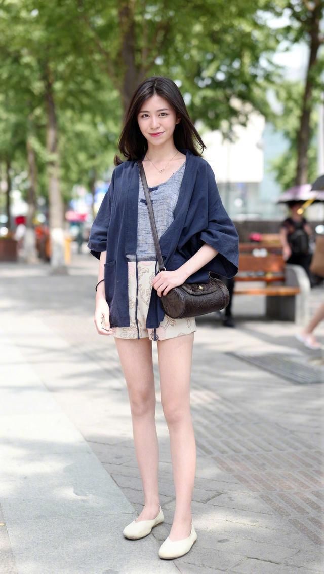 深圳街拍 美女穿红色吊带装 曲线婀娜好身材 给你火辣辣的回头率