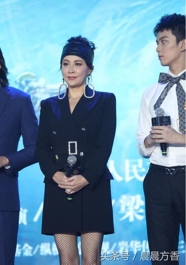 刘嘉玲西装下面直接穿渔网袜，53岁的年龄23岁的腿，网友:就服你