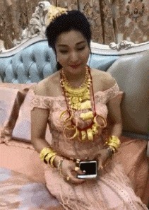 妹子，这裙子也太短了吧，还穿高跟鞋，这下崴脚了，内衣都出来了