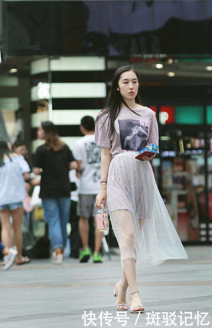 街拍：清凉又不失淑女气息，第三位穿着奶奶款的碎花修身短袖很赞