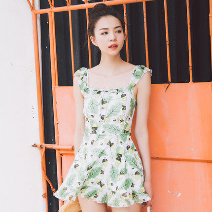 担心三点式泳衣走光?穿这样的泳衣去游泳回头率才高,优雅有魅力