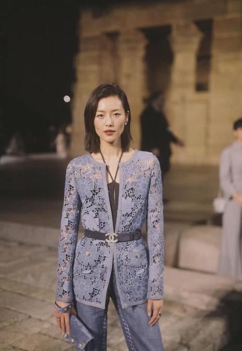 女人:刘雯的礼裙太A了,“松紧带”也能穿出高级感,短发更有女人味儿