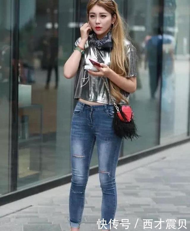  黄色|路人街拍：美女搭配黑丝元素的连衣裙，非常的成熟性感