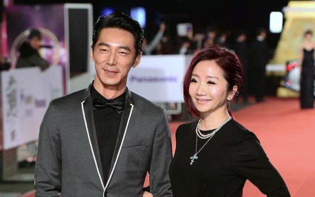 50岁陶晶莹近照,隐瞒了14年的富豪老公,原来是认识的他