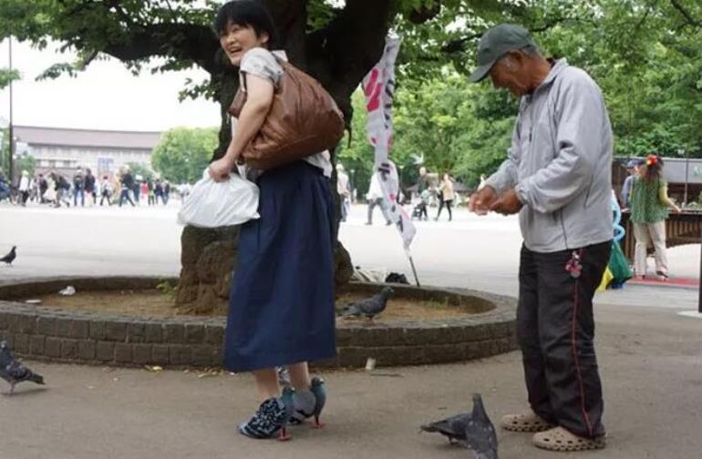 一群鸽子环绕妹子不让她走，仔细看她脚上的鞋子，大爷都不淡定了