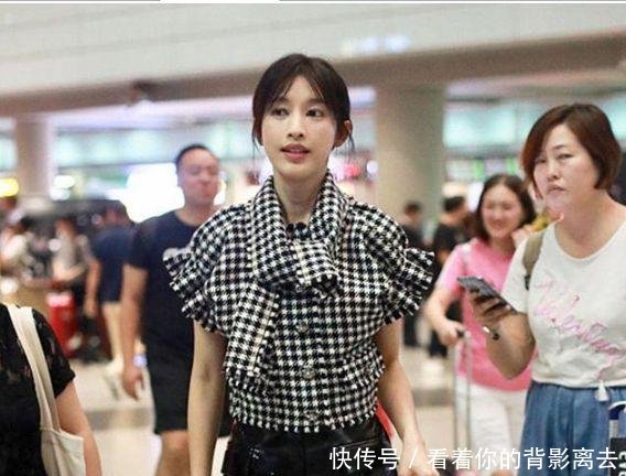 张俪穿黑白格子上衣搭配黑色皮裙现身机场 留着刘海长发气质甜美