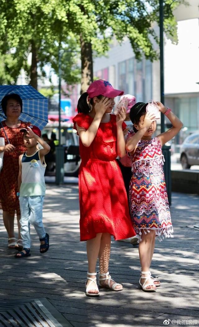 黄色系和红色系的搭配，让夏天除了黑白，又变成另一番光景了哦