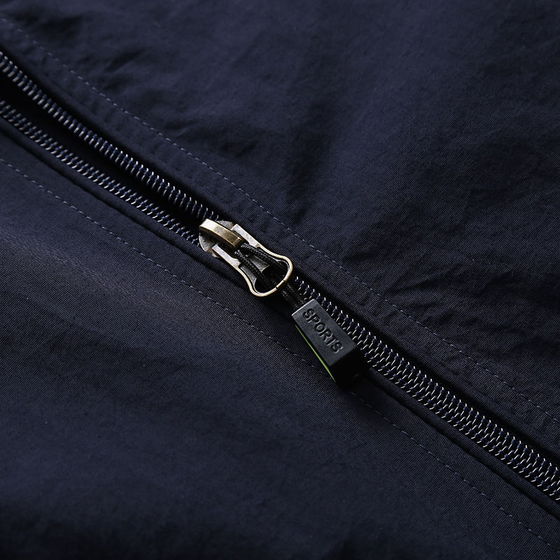 “冲锋衣”终于上新款了，隔风挡雨，四季能穿，忒适合中老年