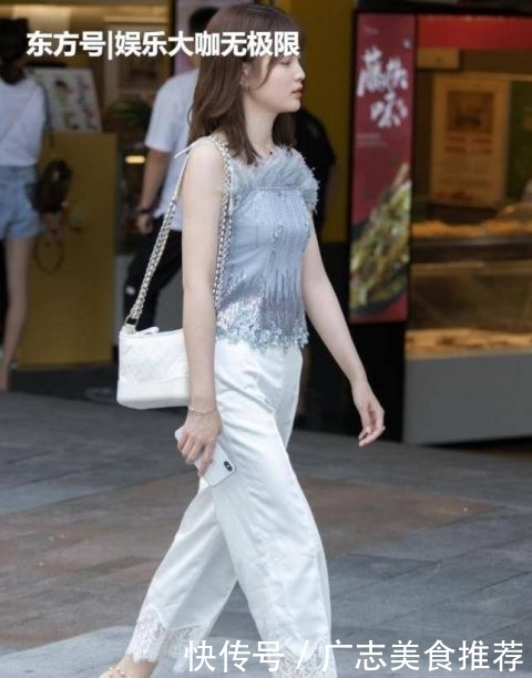  美女■街拍：娇小玲珑的美女，一件格子上衣配打底裤，时尚性感靓丽气息