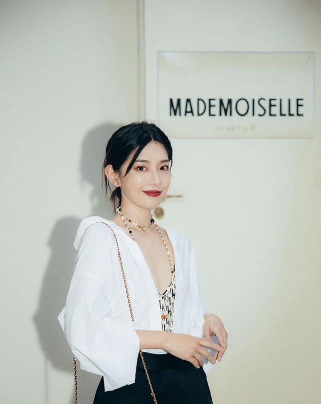  『时髦』春节穿什么裤子好?一条时髦的背带裤搭配,穿上年轻好几岁