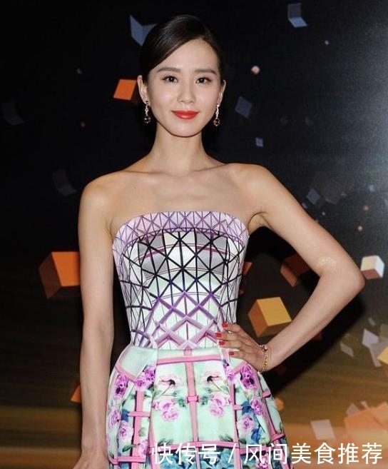  「气质」街拍气质清新的美女，一件黑色上衣配牛仔阔腿裤，气质唯美身姿