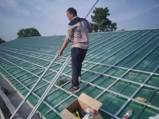 建房用琉璃瓦落伍了，节能瓦完美替代，能遮风挡雨，还能提供照明