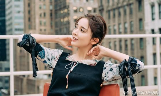 穿着印花黑色连衣裙的古力娜扎惊艳亮相 有种初恋般的感觉