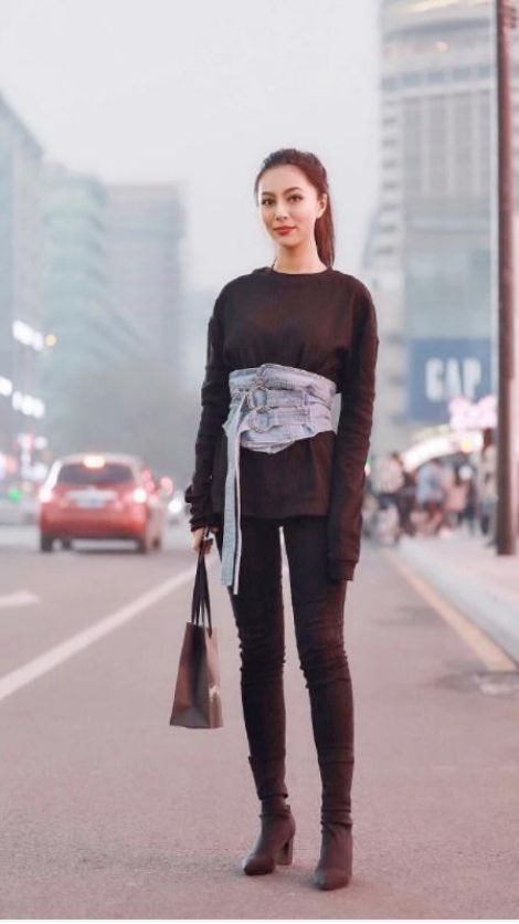 『小姐姐』街拍:小美女黑色系搭配,穿搭出了高雅脱俗的美,尊贵优雅显大气