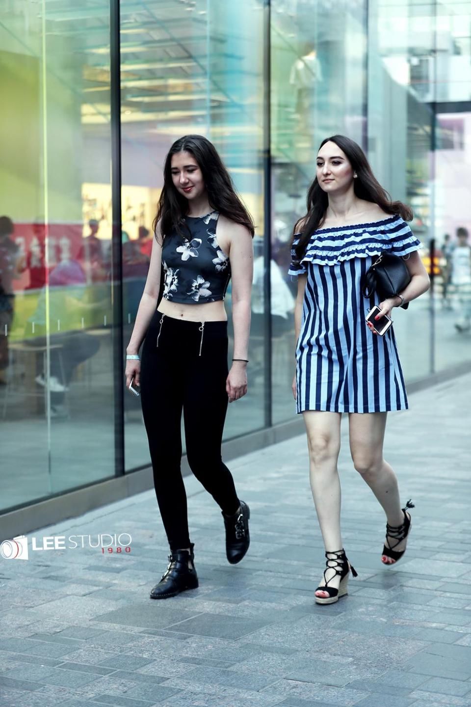 三里屯偶遇两位美女，看看她们逛街都穿的啥