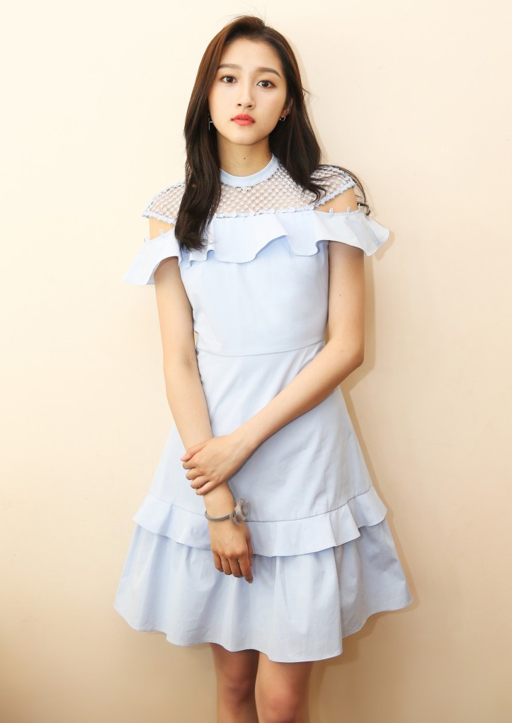 关晓彤真会穿，穿黑色抹胸裙尽显高挑身材，网友：高跟不能穿太高