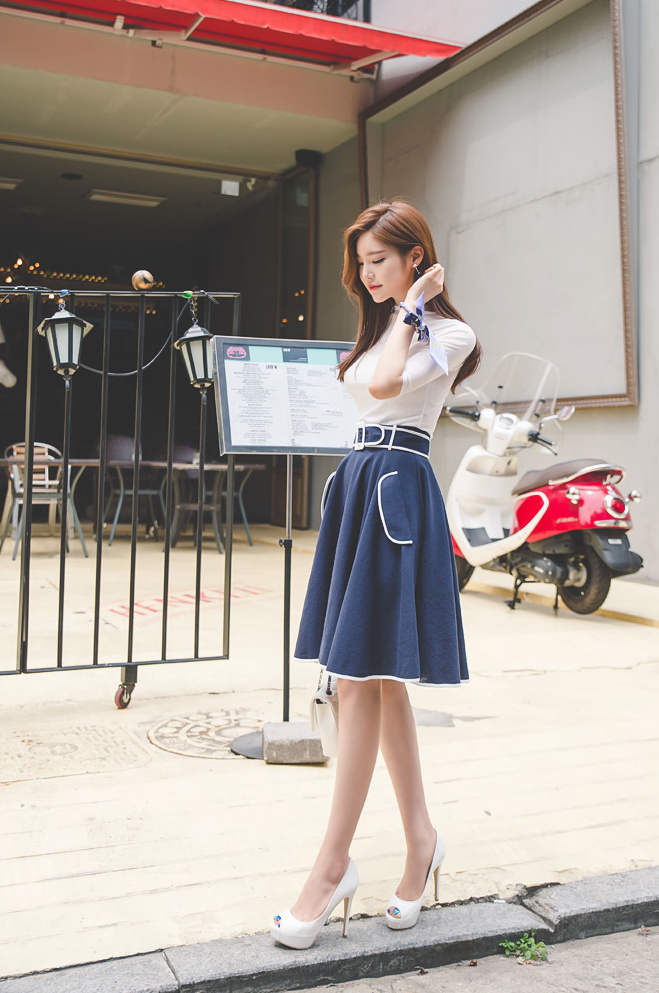优雅秀丽的气质美女，文艺风短裙清新脱俗，赏心悦目的颜值很撩人
