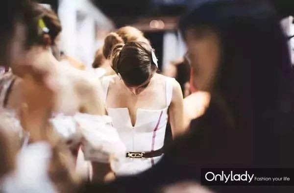 我最喜欢你什么样子?穿连衣裙的样子!